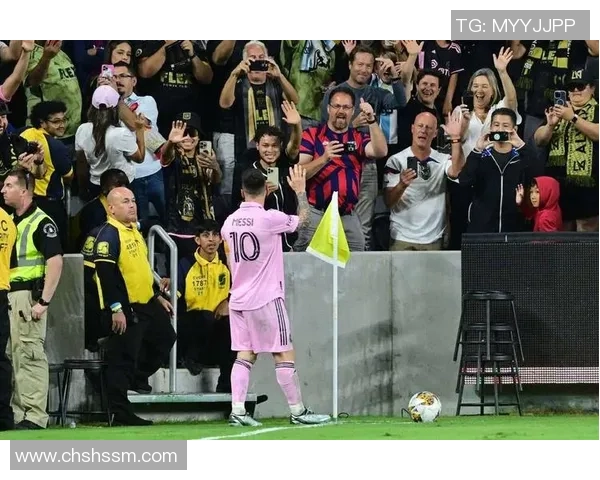 足球与篮球双雄争霸球场:从梅西到詹姆斯的传奇之路